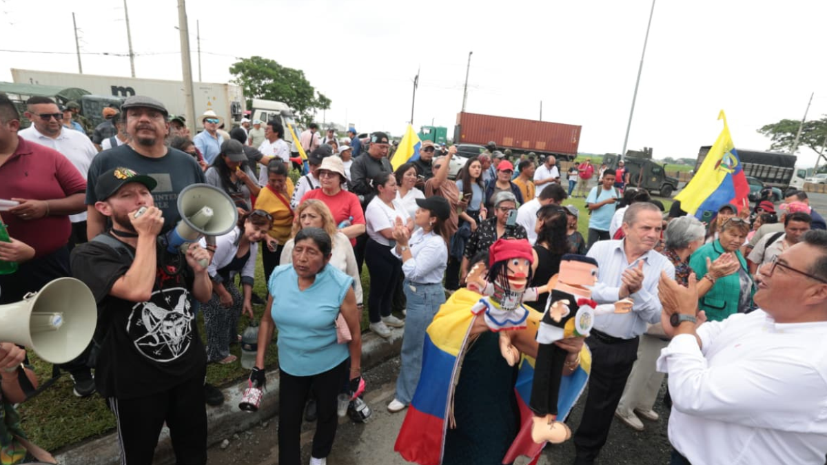 Ciudadanos protestan contra la ley que quiere cambiar reglamento de los GAD.