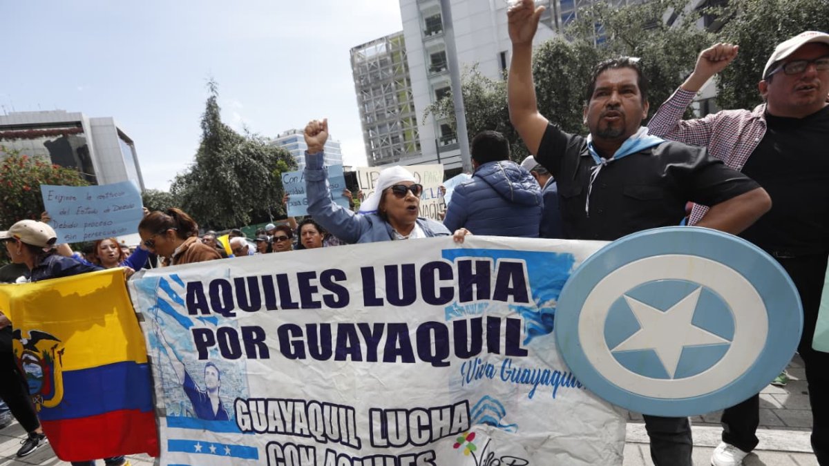 Simpatizantes de Aquiles Álvarez se concentraron afuera del Complejo Judicial Norte de Quito, donde se iba a realizar la audiencia de apelación.