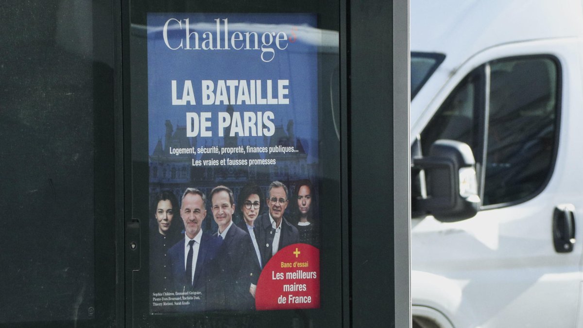 En la imagen, carteles electorales de las elecciones municipales en París, que se celebran los 15 y 22 de marzo.