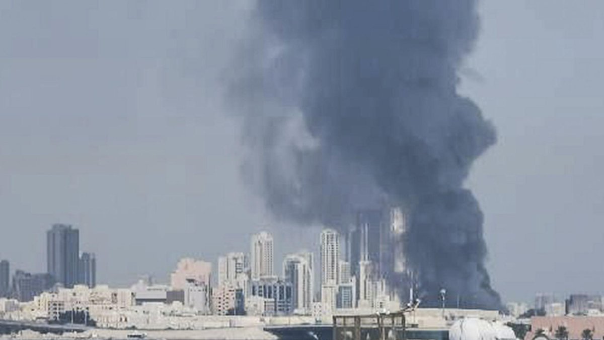 Una columna de humo en Baréin. Irán lanzó ataques contra bases estadounidenses situadas en Baréin, Catar y Emiratos Árabes como represalia por los bombardeos de Estados Unidos e Israel.