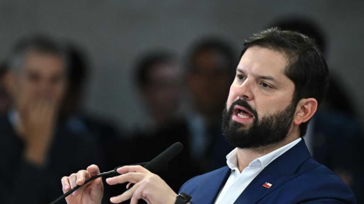 Estados Unidos revocó las visas de tres funcionarios del gobierno de Gabriel Boric, acusándolos de comprometer infraestructura crítica.