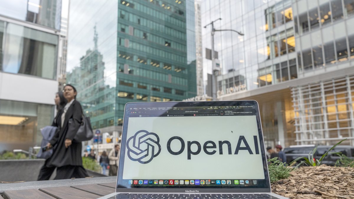 Fotografía de archivo que muestra un computador con el logo de la empresa OpenAI en su pantalla en Nueva York (EE.UU.).
