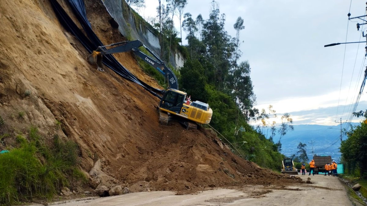 Maquinaria pesada permanece en la antigua vía a Nayón tras el deslizamiento.