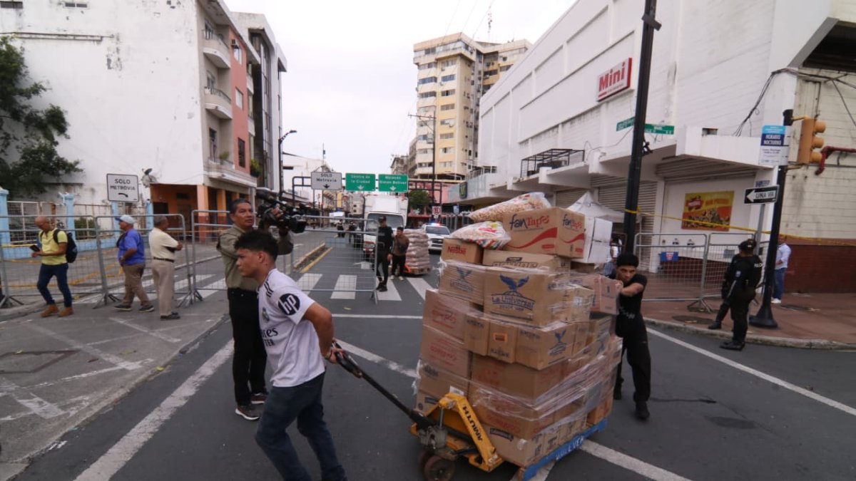 Comerciantes retiran su mercadería por la calle Eloy Alfaro.