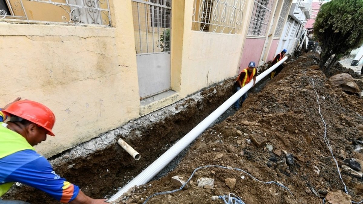 En la ciudadela Martha de Roldós, en el norte de Guayaquil, se realizaban tareas de reconstrucción de aceras.