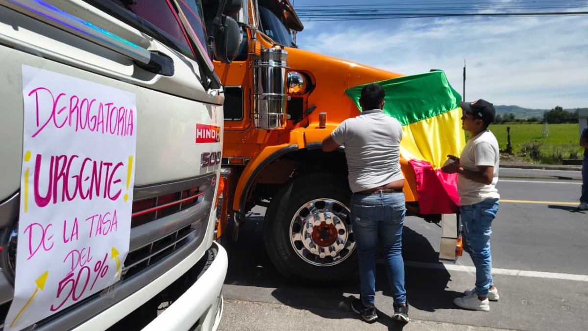Transportistas piden al Gobierno derogar la tasa del 50 % a las importaciones colombianas.