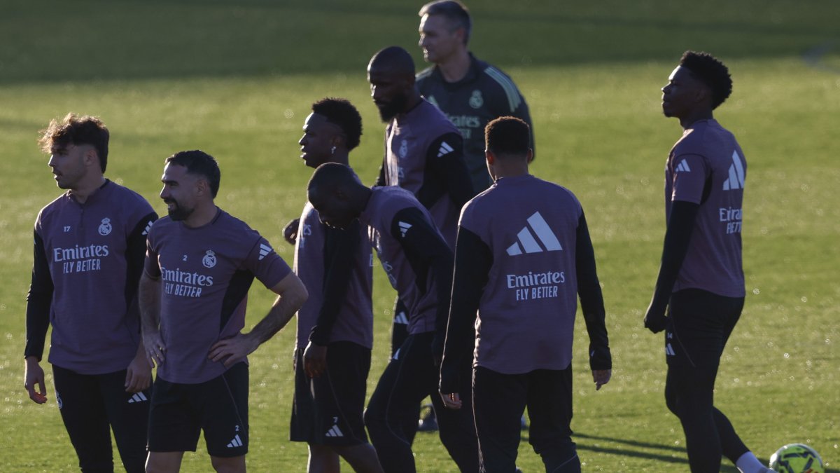 Los jugadores del Real Madrid participan en una sesión de entrenamiento.