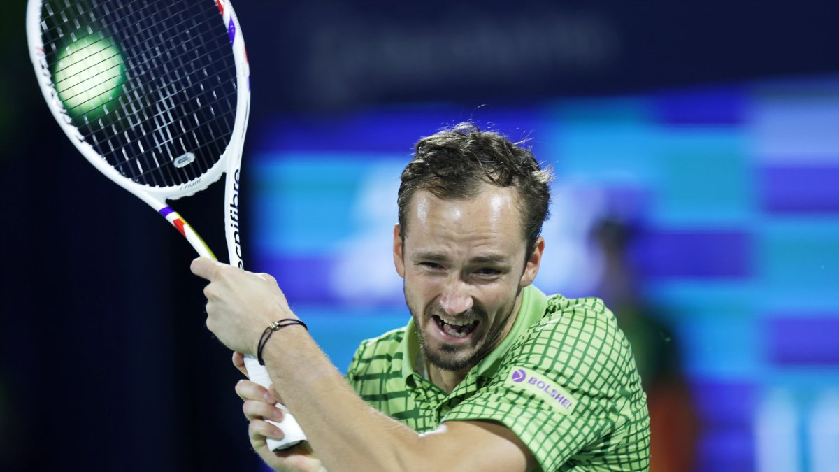 Medvedev, en acción durante el partido de semifinal frene al canadiense Felix Auger-Aliassime.