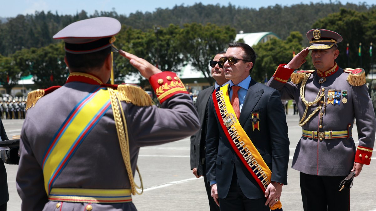 El presidente Daniel Noboa anunció el toque de queda en una ceremonia castrense.