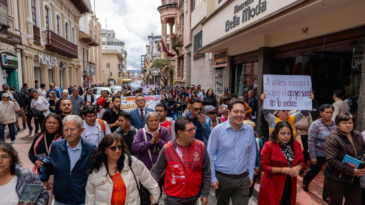 Las autoridades de Cuenca fueron parte de una marcha de varias organizaciones sociales que reciben fondos para rechazar las reformas al Cootad.