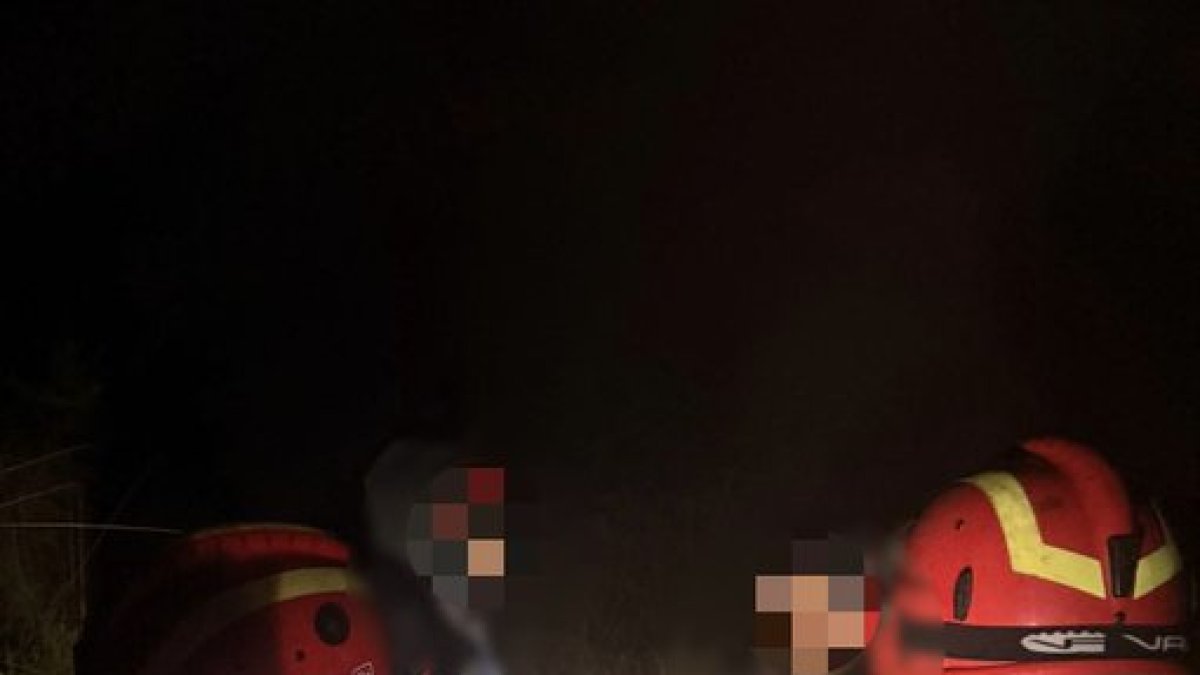 Rescate en Cruz Loma: dos jóvenes fueron localizados con vida por Bomberos de Quito.