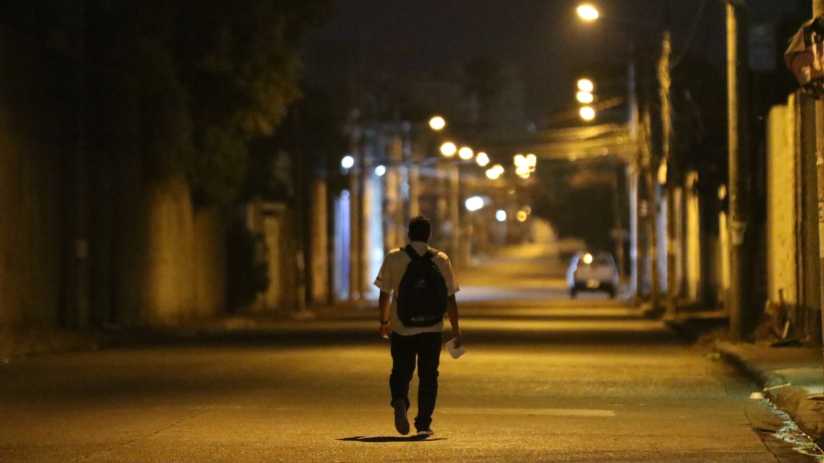 El Gobierno dispuso toque de queda y restricción de movilidad en cuatro provincias como parte de la nueva fase contra el crimen organizado.