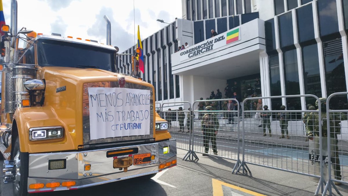 Transportistas protestan en Tulcan por la guerra comercial entre Ecuador y Colombia.