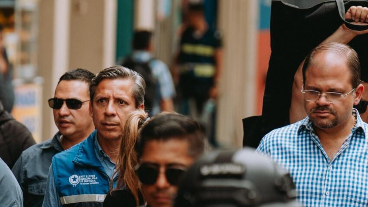 El gerente de la empresa municipal Segura, Álex Anchundia (izquierda), y el ministro del Interior, John Reimberg, recorrieron la Estación de Acción Segura (EAS) de la plaza del Centenario.