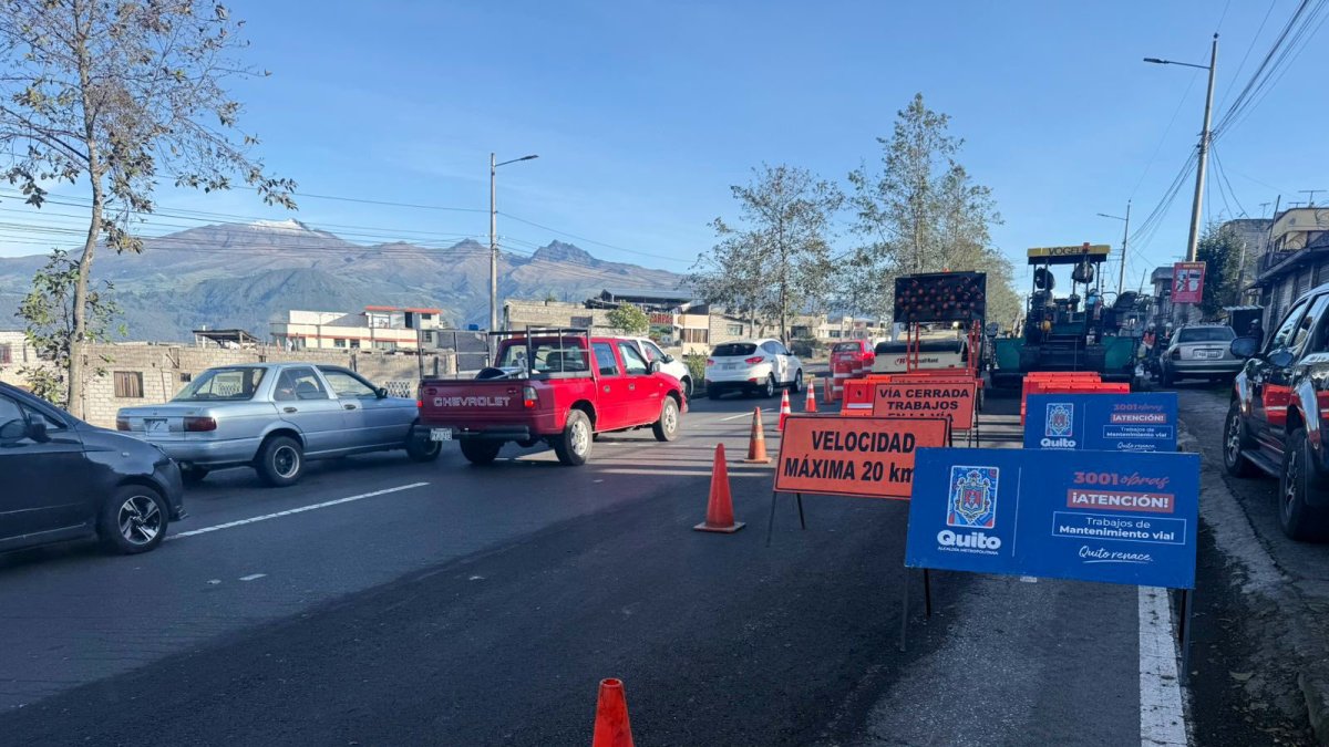 Referencia. Trabajos en la red de alcantarillado obligan al cierre temporal de la calle Jorge Adoum en Cumbayá.