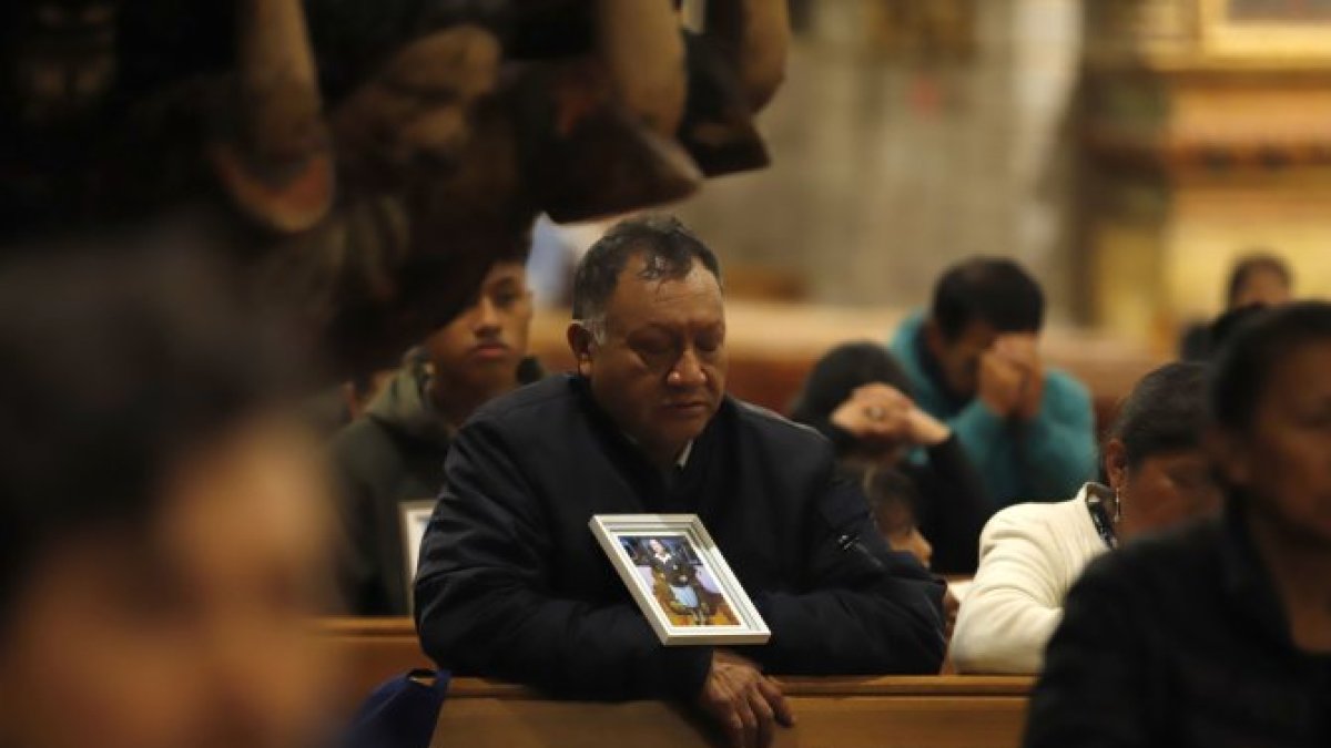 Un familiar de la estudiante de 13 años durante una misa, en el sur de Quito.