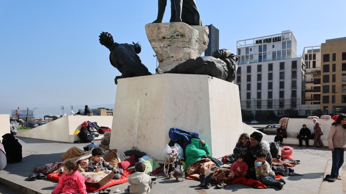 Residentes desplazados se sientan en la Plaza de los Mártires en Beirut, Líbano, el 3 de marzo de 2026, después de huir de sus hogares tras los ataques israelíes.