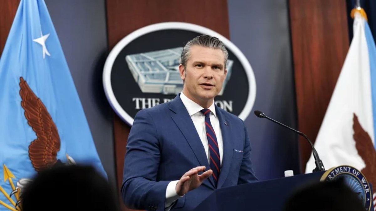 El secretario de Defensa de Estados Unidos, Pete Hegseth, habla durante una rueda de prensa en el Pentágono, Washington.