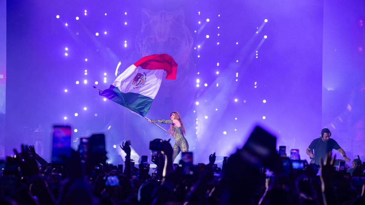 Shakira levantando la bandera mexicana, uno de los momentos más emblemáticos de esta presentación.