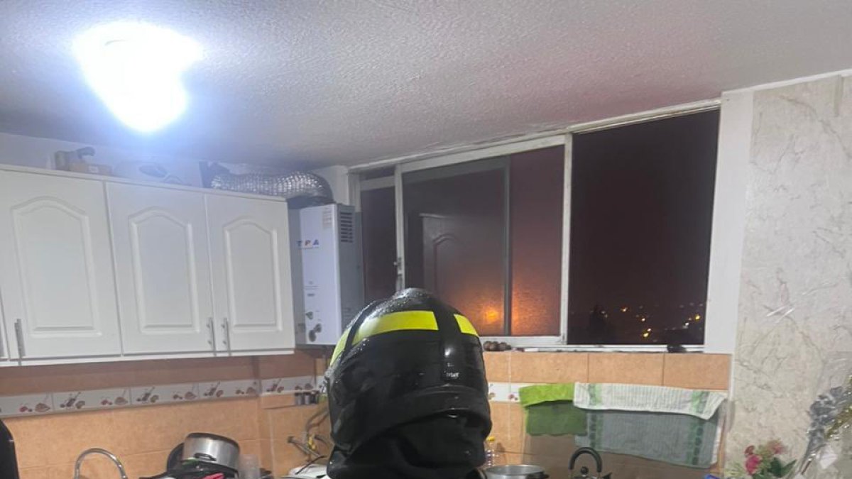 Equipos del Cuerpo de Bomberos llegaron para atender la emergencia.