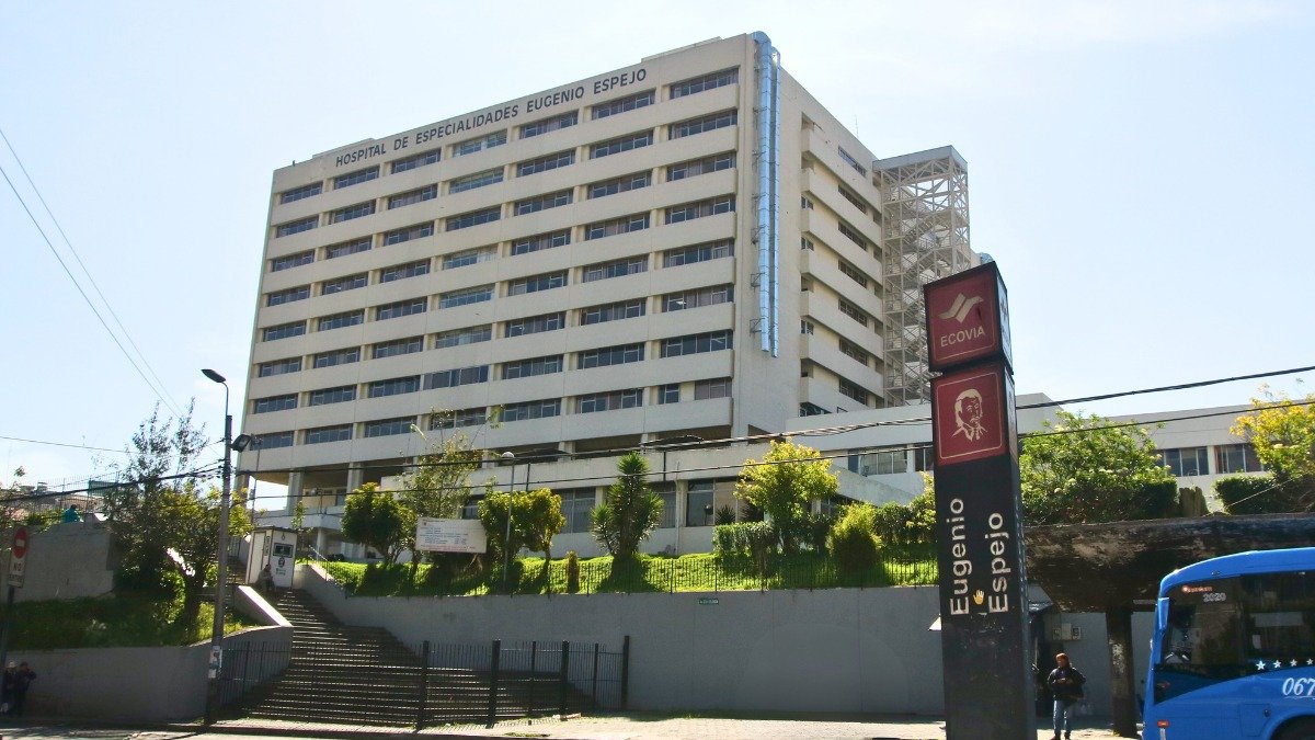 Guardias de seguridad protestaron en los exteriores del Hospital Eugenio Espejo en Quito.