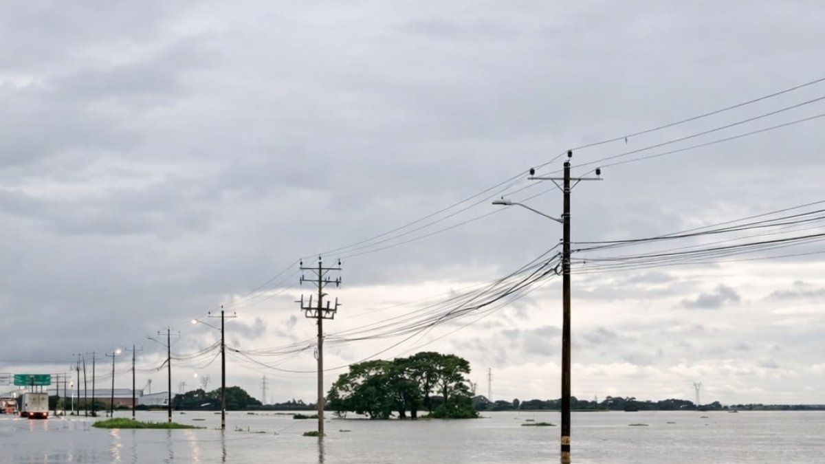 Un tramo de la vía Jujan-Babahoyo quedó anegado tras las fuertes lluvias.