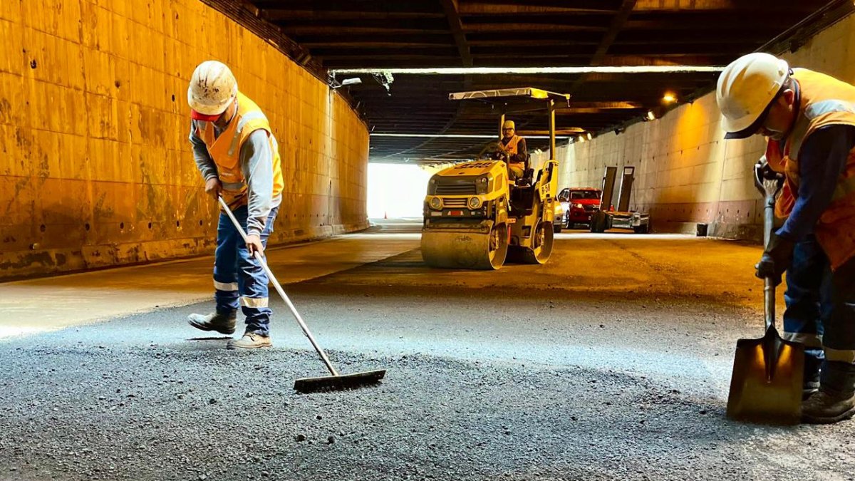 Referencia. Trabajos de rehabilitación avanzan en la avenida Oswaldo Guayasamín, en Cumbayá, como parte del plan vial impulsado por el Municipio de Quito.
