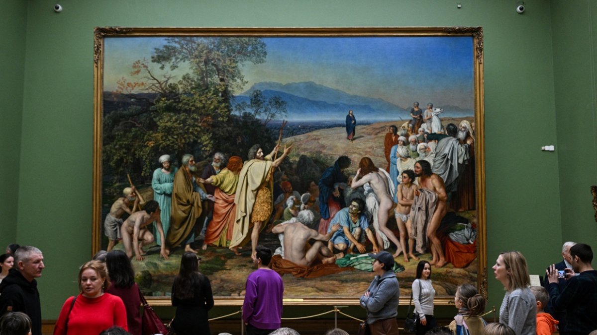 La gente observa la pintura 