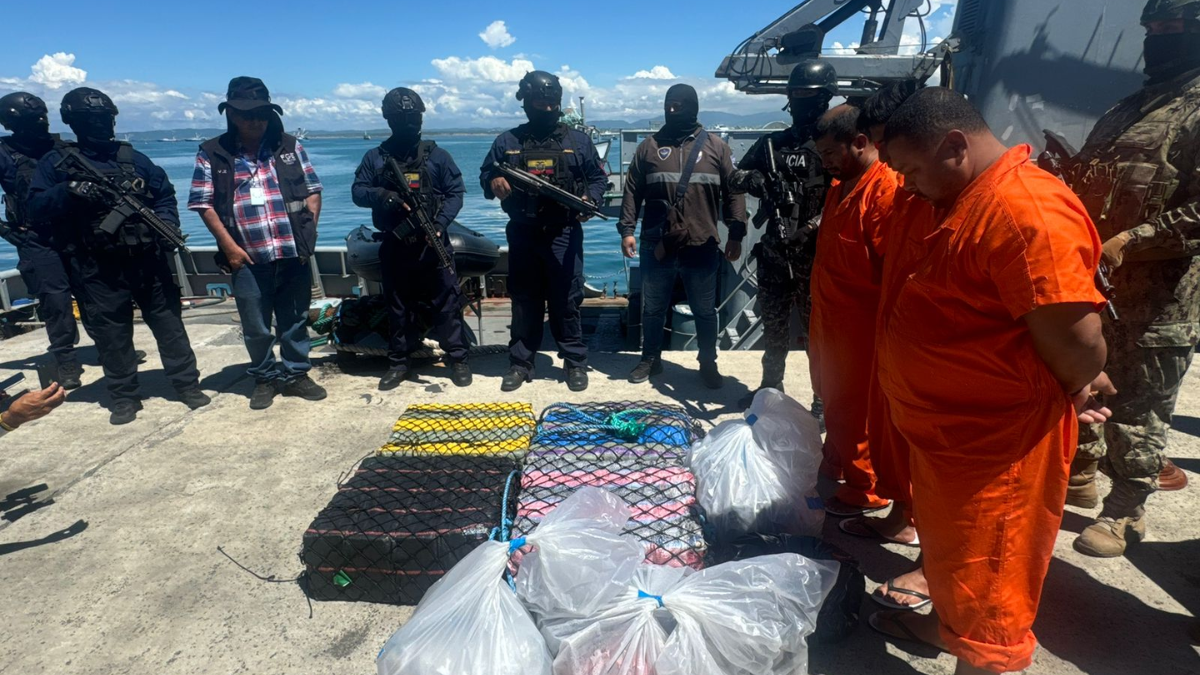 Tres aprehendidos fueron localizados a bordo de una embarcación que no tenía nombre visible.