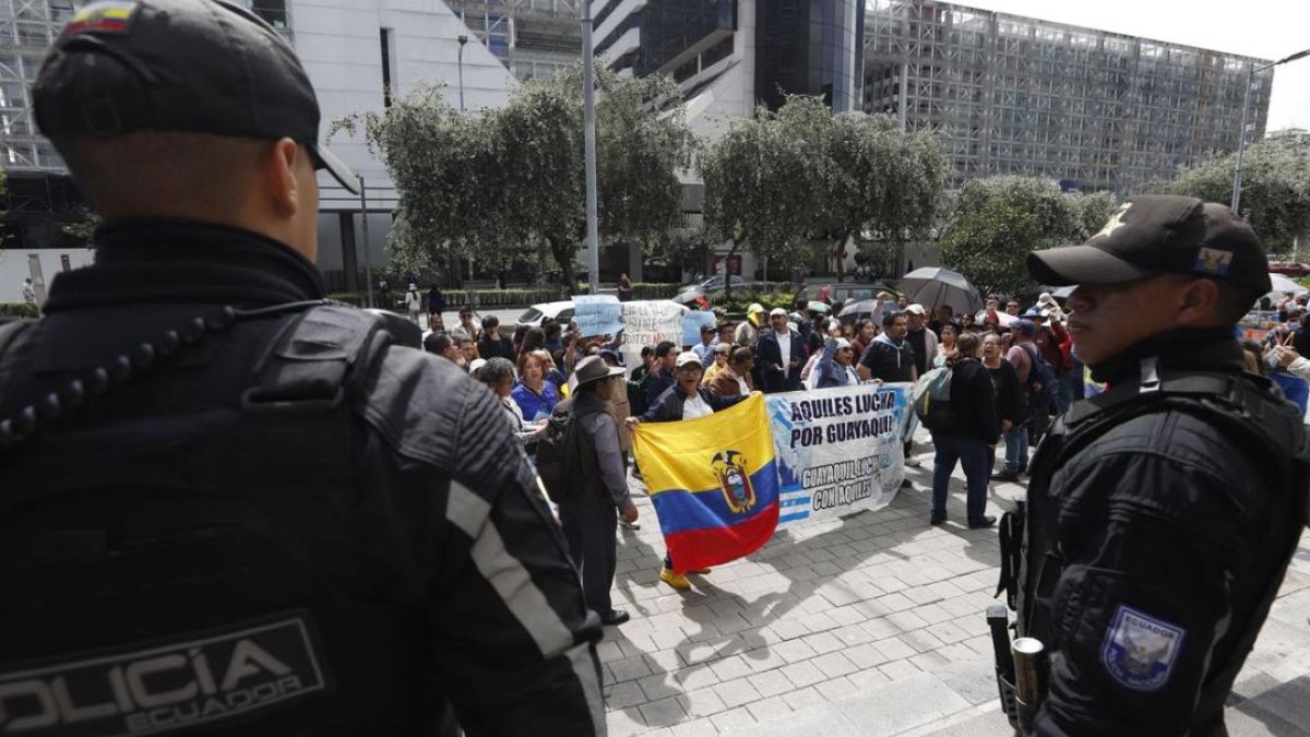 Seguidores de Aquiles Álvarez se manifestaron en los exteriores del Complejo Judicial Norte, en Quito, la mañana de este lunes 2 de marzo.