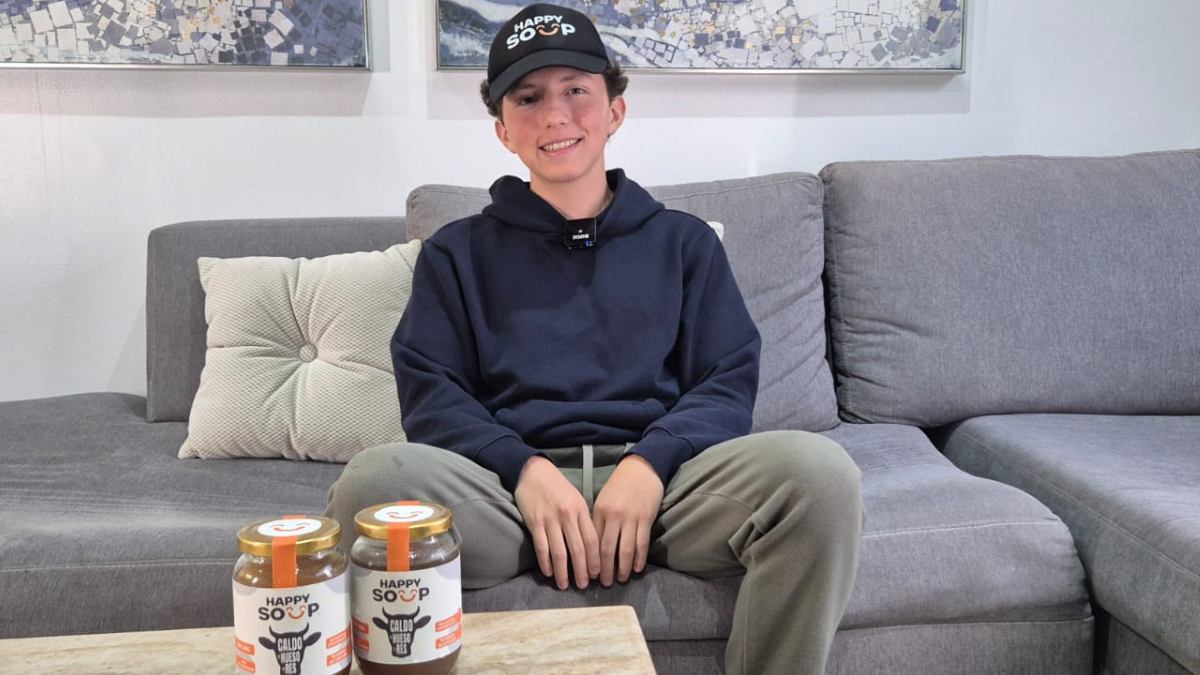 Daniel Vaque, posa con los frascos de Happy Soup, el emprendimiento que impulsa con una propuesta enfocada en el bienestar natural y la alimentación consciente.