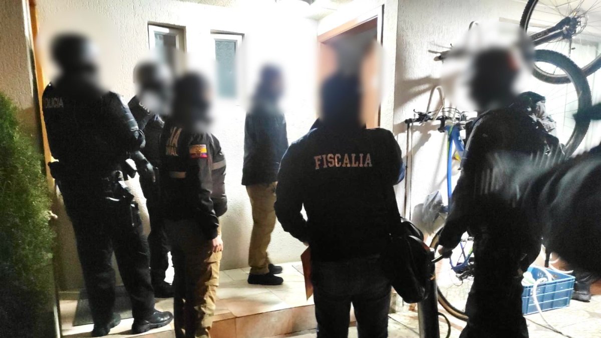 La Fiscalía realizó un allanamiento en Pomasqui, norte de Quito, como parte de la investigación por la presunta difusión del informe León de Troya.