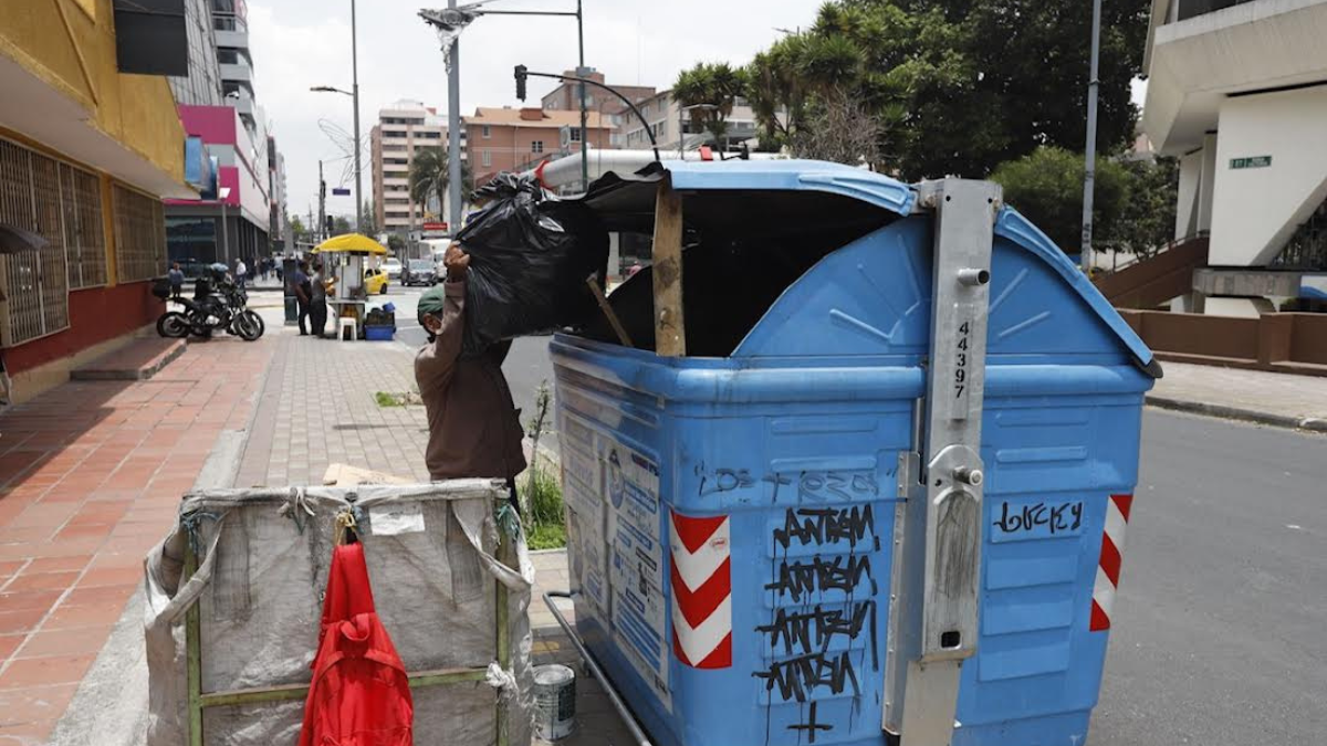 Alrededor de 2.000 toneladas de basura diaria se producen en Quito.