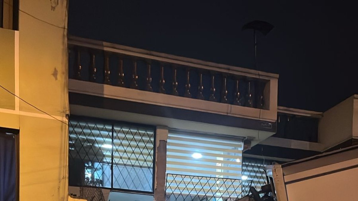 Camión recolector de basura se estrelló contra una vivienda en el sector La Primavera, noroccidente de Quito.