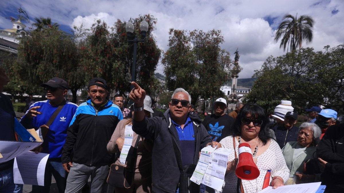 El 18 de febrero de 2026, vecinos protestaron en la Plaza Grande por el cobro desproporcionado de la tasa de basura en Quito.