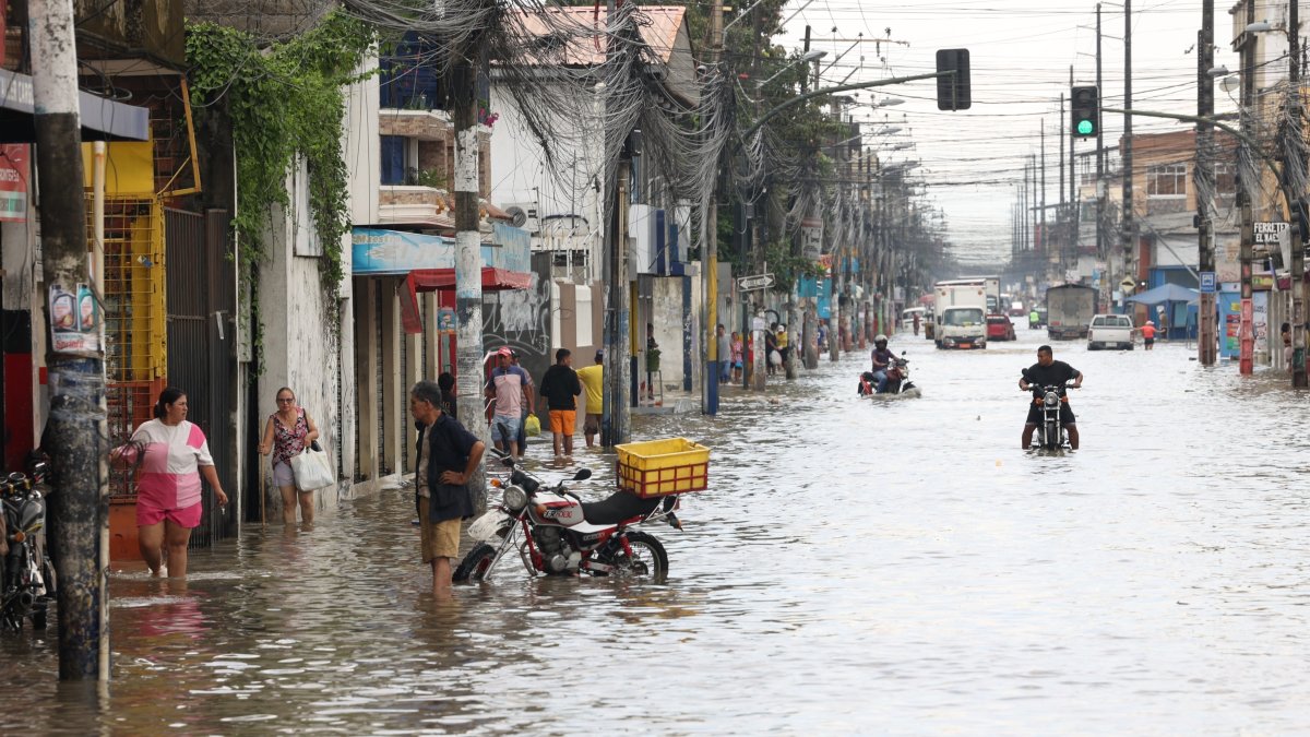 En Durán, varios negocios permanecen cerrados y los pocos que abren lo hacen bajo incertidumbre, debido a la cantidad de agua que aún hay en las calles.