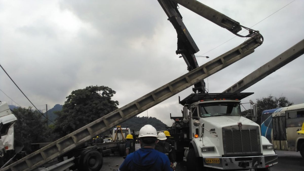 Personal de CNEL realizó labores para restablecer el servicio.