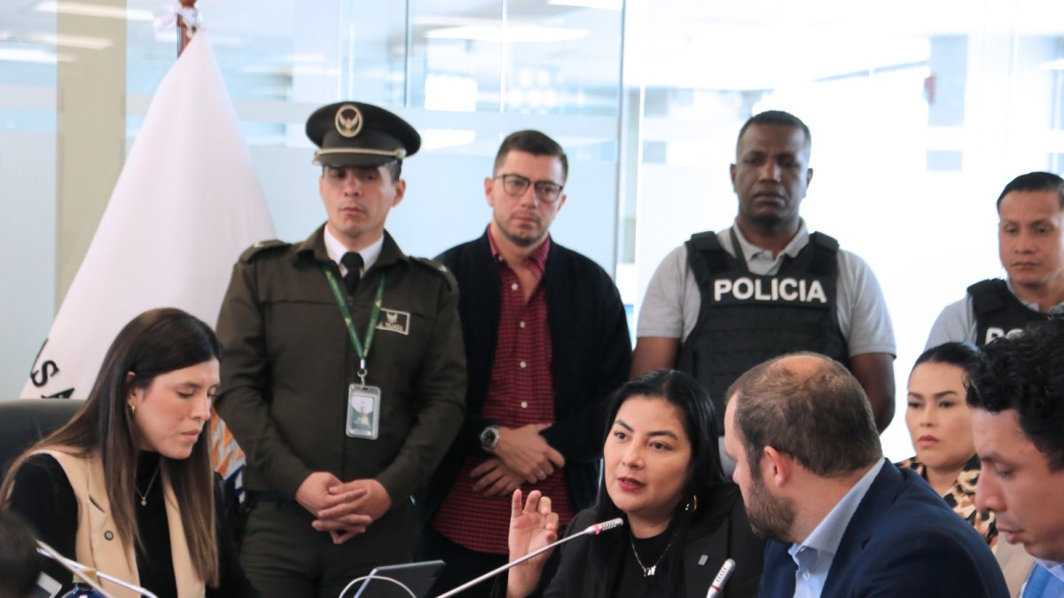 Yuri Coronel, alcaldesa de Muisne y presidenta de AME, acudió a la Asamblea para tratar el tema de la reforma.