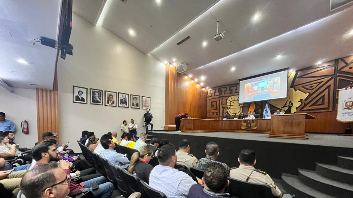 Autoridades del COE Provincial de Guayas evaluando medidas preventivas frente al aumento de caudales.
