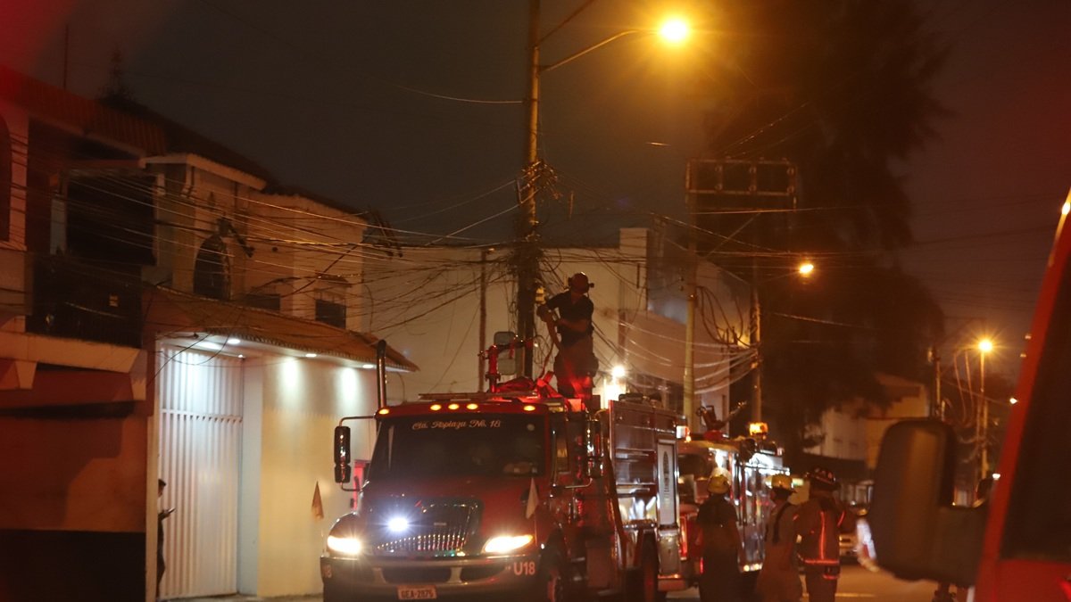 Personal bomberil acudió hasta la zona del incendio, la noche de este martes 3 de marzo.