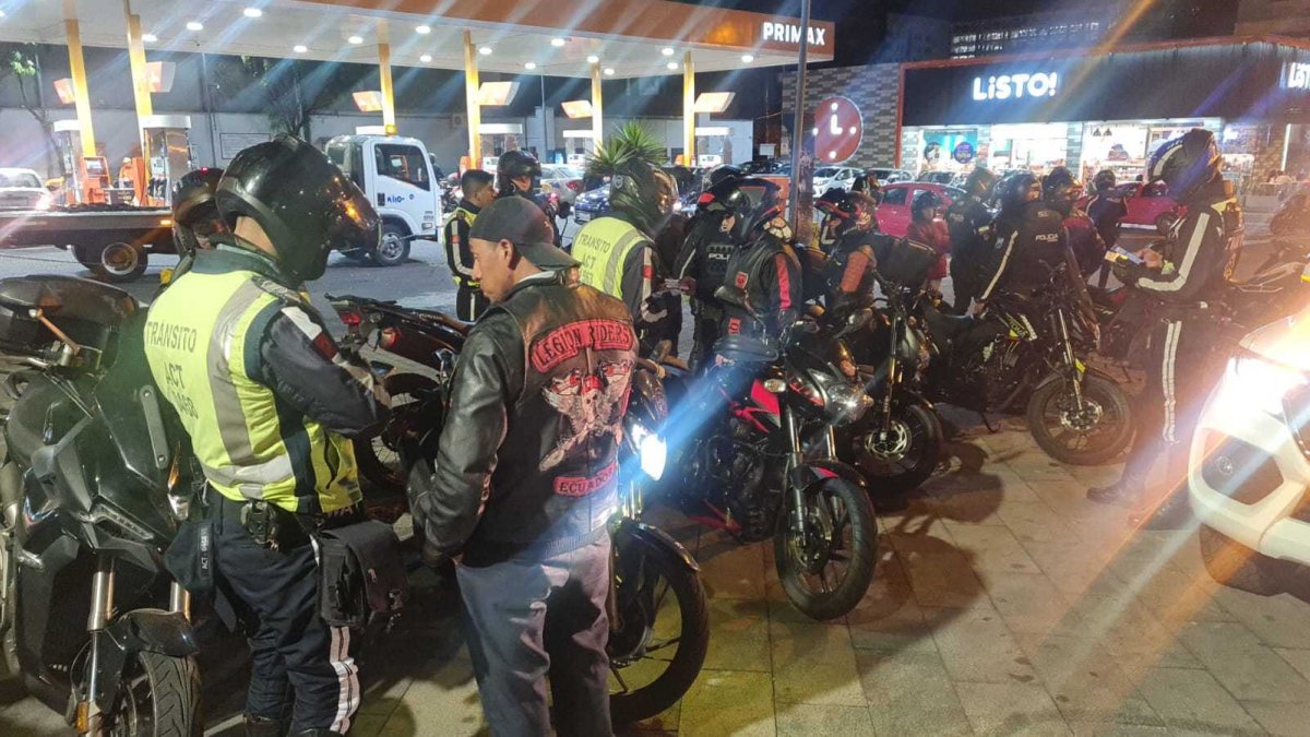 Agentes de la AMT realizan operativos de control a motocicletas en Quito.