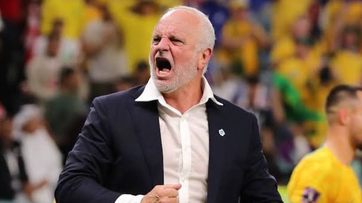 El técnico australiano de Irak, Graham Arnold, sigue anclado por el cierre del espacio aereo.