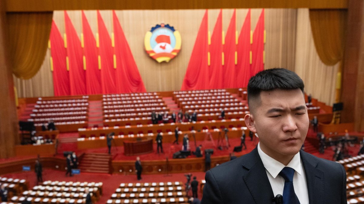 Un miembro del personal durante la ceremonia de apertura de la Cuarta Sesión del Comité Nacional de la XIV Conferencia Consultiva Política del Pueblo Chino el 4 de marzo de 2026.