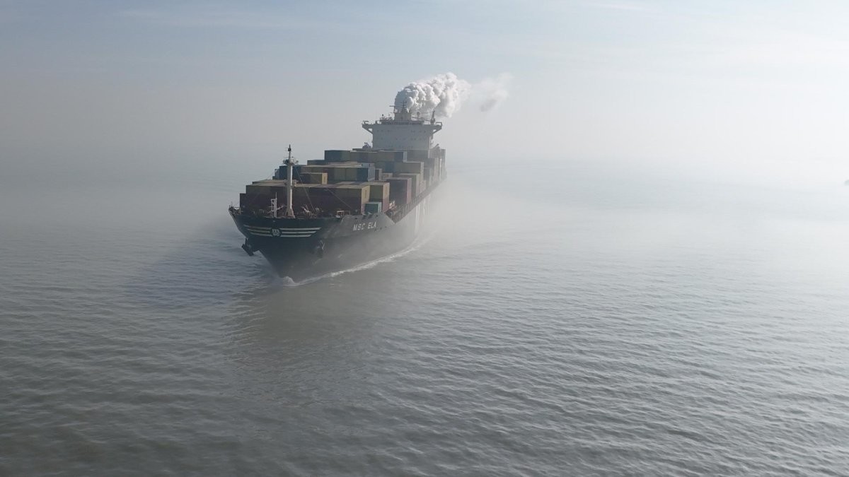 Una imagen de dron muestra una vista aérea del MSC Ela, saliendo del puerto de Amberes, cerca de Hansweert, Países Bajos, este miércoles.