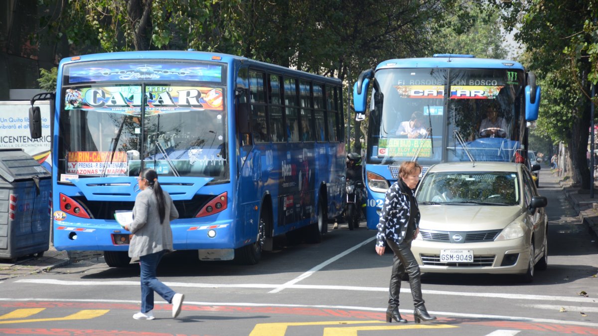 En Quito, desde mayo de 2021 se mantiene en 0,35 dólares la tarifa de bus urbano.