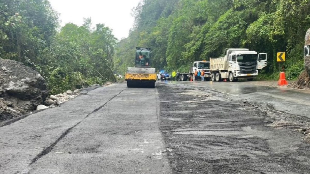Referencia. La suspensión de asfalto desde la Refinería de Esmeraldas afecta obras viales en Pichincha.