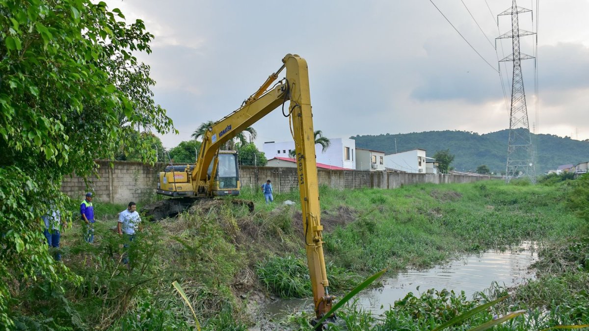 La prefecta Marcela Aguiñaga dispuso el trabajo de maquinarias en Villa Club.