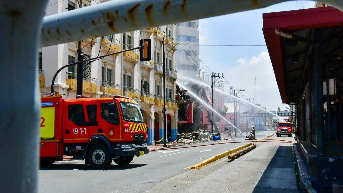 Los bomberos atendieron una de las emergencias más severas de los últimos años en Guayaquil: el incendio del centro comercial Multicomercio, en el sur de la ciudad.