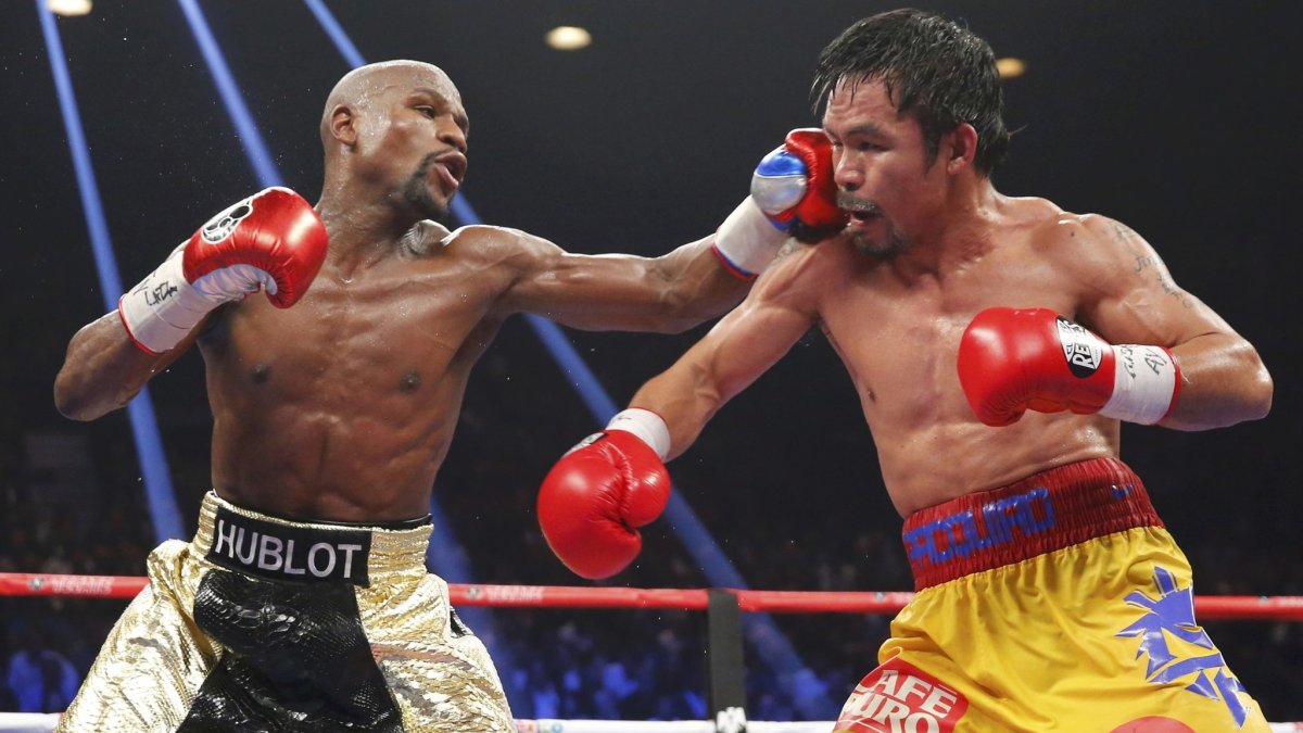 Floyd Mayweather Jr. (i) y Manny Pacquiao se enfrentaron en 2015.