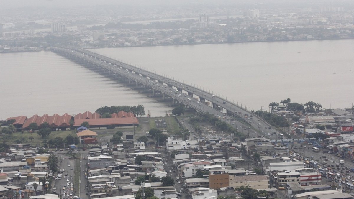 Trabajos de mantenimiento obligan a restringir dos carriles en el puente de la Unidad Nacional, en sentido Guayaquil–Samborondón, hasta el 11 de marzo.